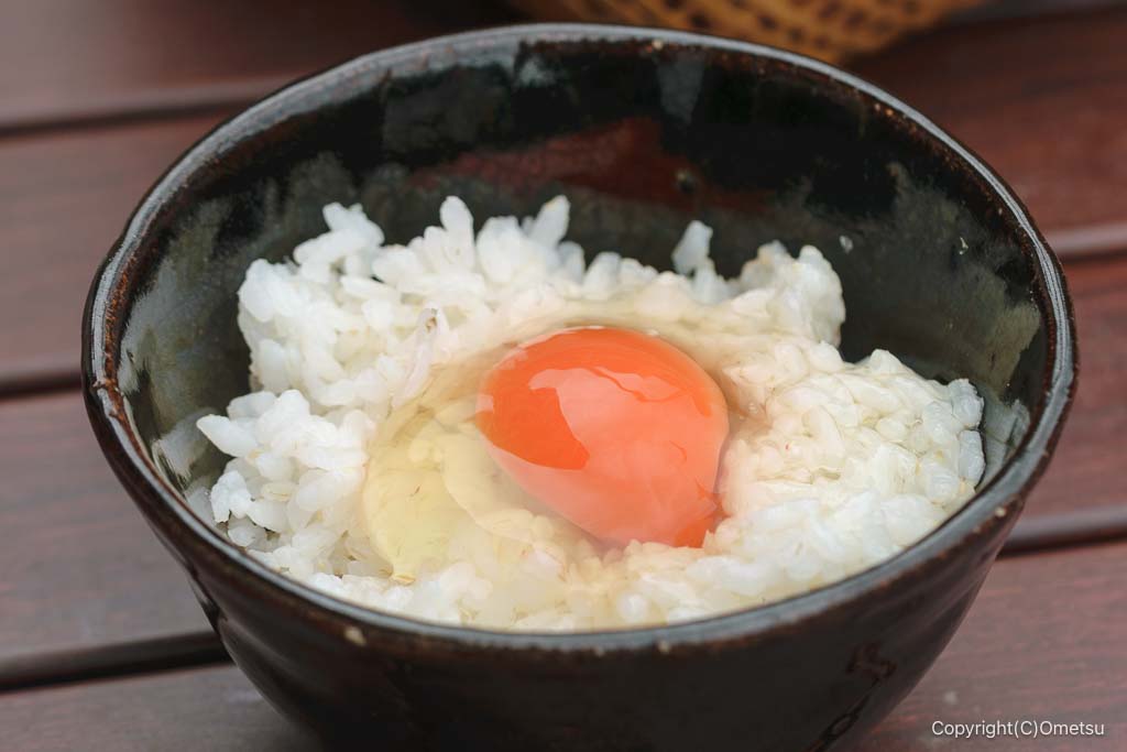 奥多摩・しろまる卵の、赤玉の卵がけご飯