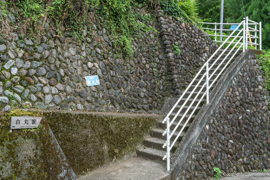 奥多摩・しろまる卵の入口付近