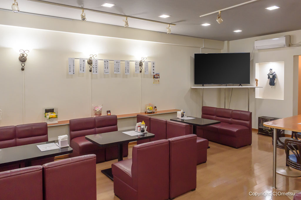 青梅市「食事処 里味」の、店内