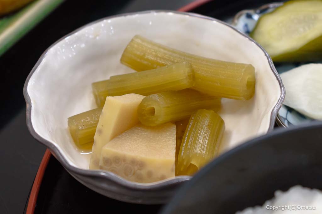 青梅市「食事処 里味」の、タケノコと蕗の煮付け