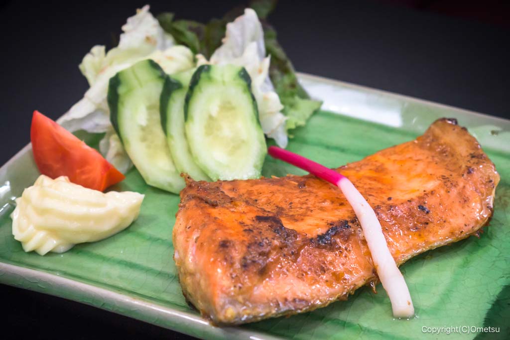 青梅市「食事処 里味」の、鮭ハラス西京焼