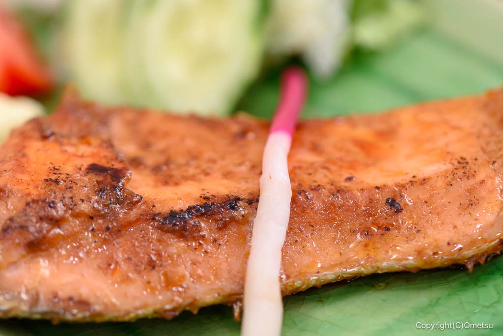 青梅市「食事処 里味」の、鮭ハラス西京焼の身
