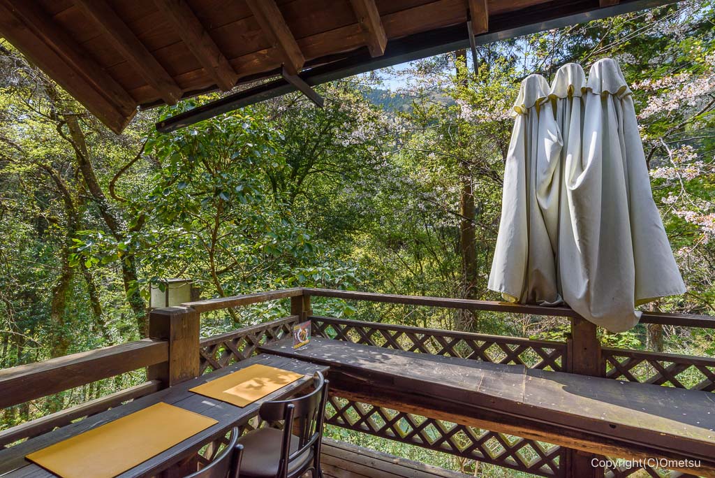 奥多摩町・アースガーデンの、テラス席