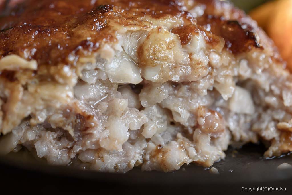 アースガーデンの、奥多摩ハンバーグの断面