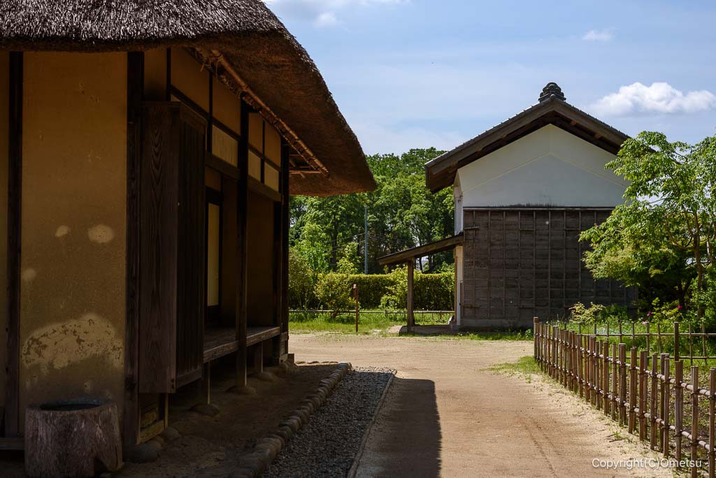 武蔵村山・都立野山北・六道山公園の、里山民家の蔵と母屋