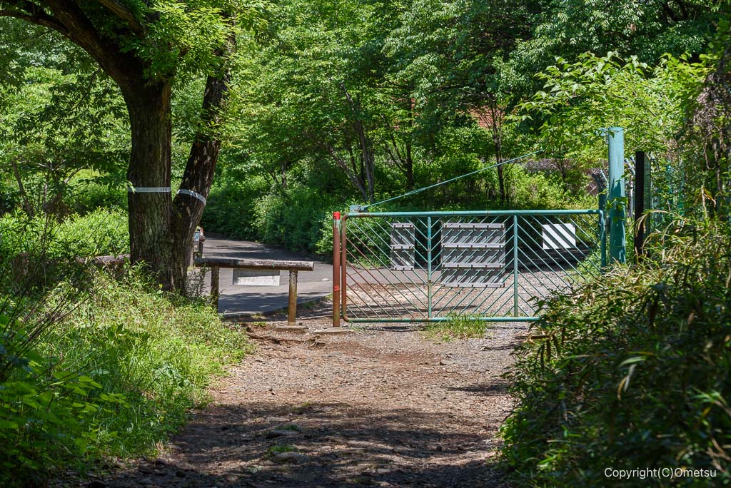 瑞穂町・六道山公園の、林道ゲート