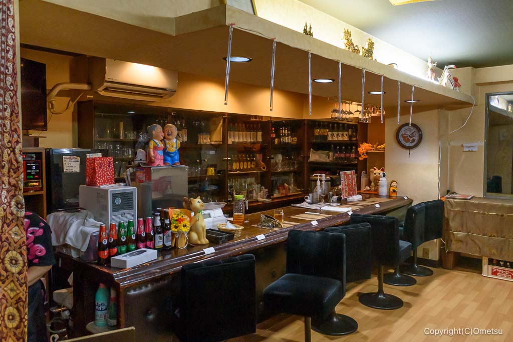 青梅・タイメロディの店内カウンター