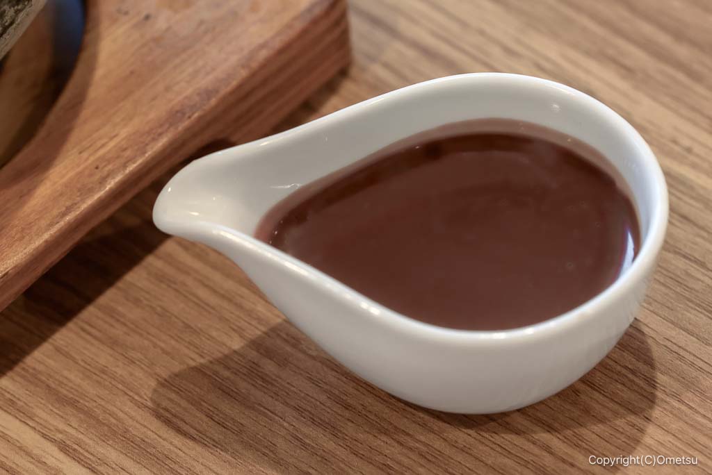 トゥックン² 青梅今寺店の「パリッとチョコアイス」のチョコソース