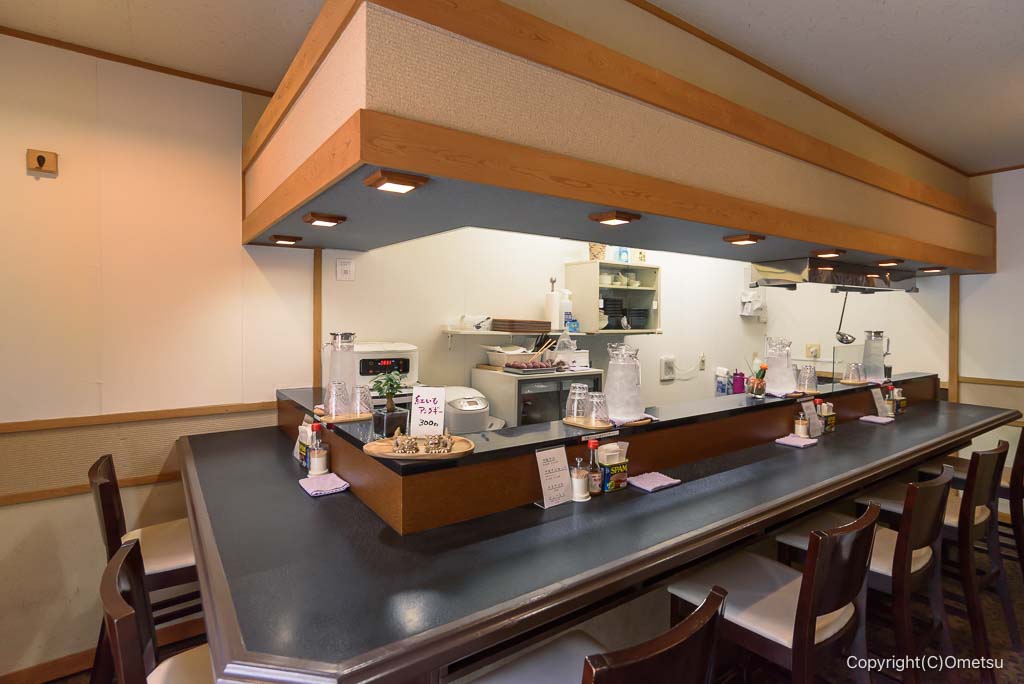 青梅市「沖縄そば きじむな〜」の、店内