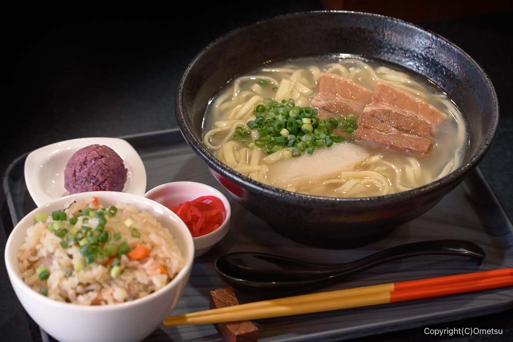 青梅市「沖縄そば きじむな〜」の、沖縄そばセット