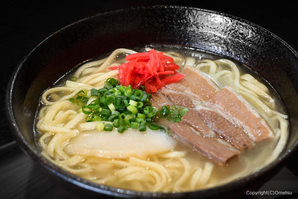 青梅市「沖縄そば きじむな〜」の、沖縄そば