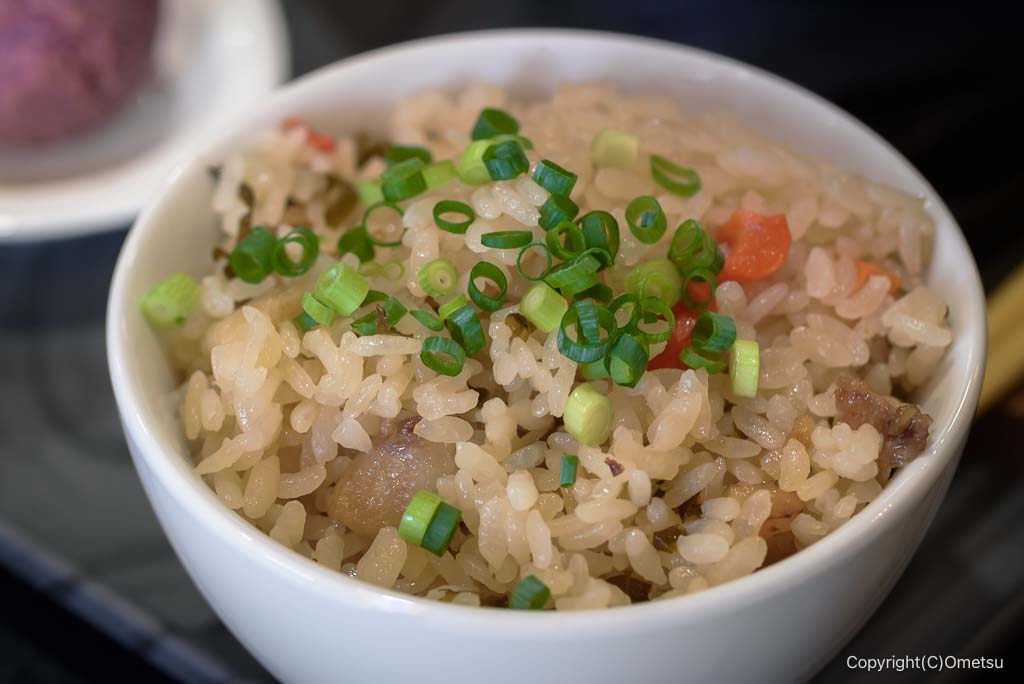 青梅市「沖縄そば きじむな〜」の、炊き込みご飯