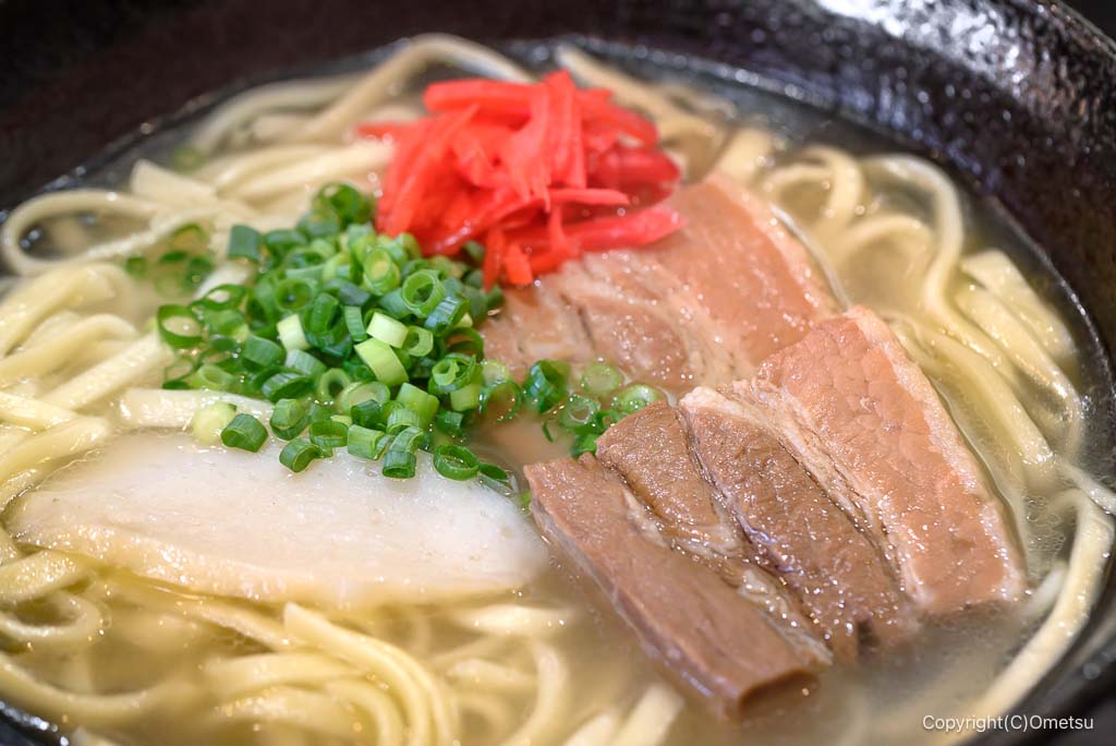 青梅市「沖縄そば きじむな〜」の、沖縄そばの具