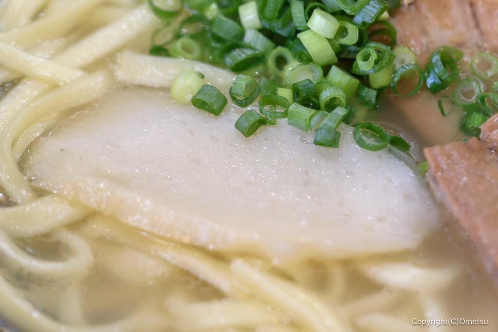 青梅市「沖縄そば きじむな〜」の、沖縄そばのかまぼこ