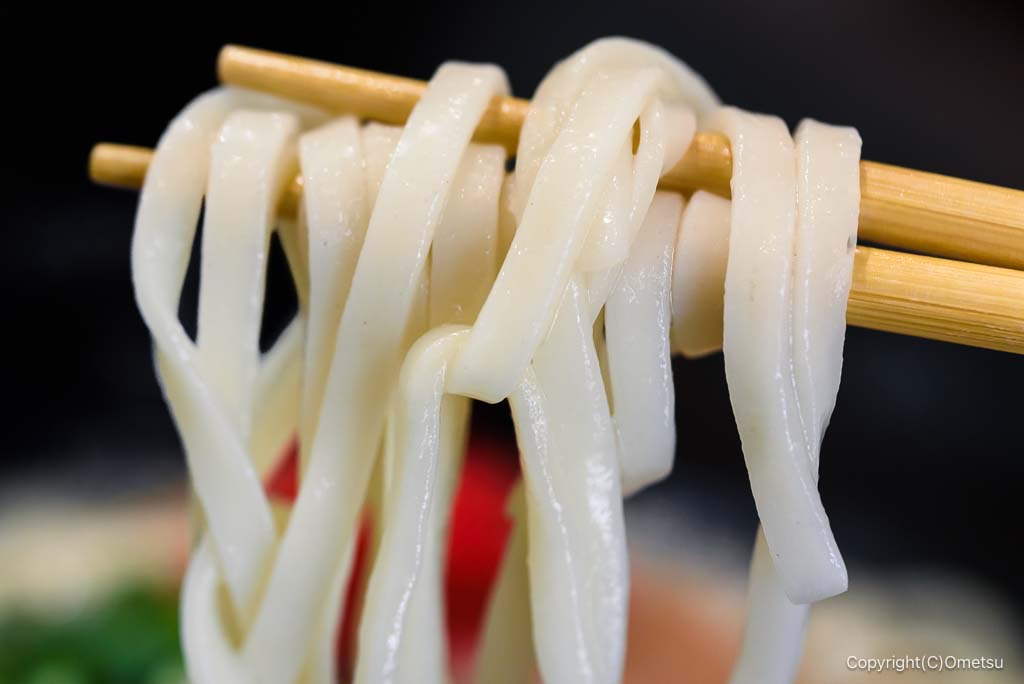 青梅市「沖縄そば きじむな〜」の、沖縄そばの麺