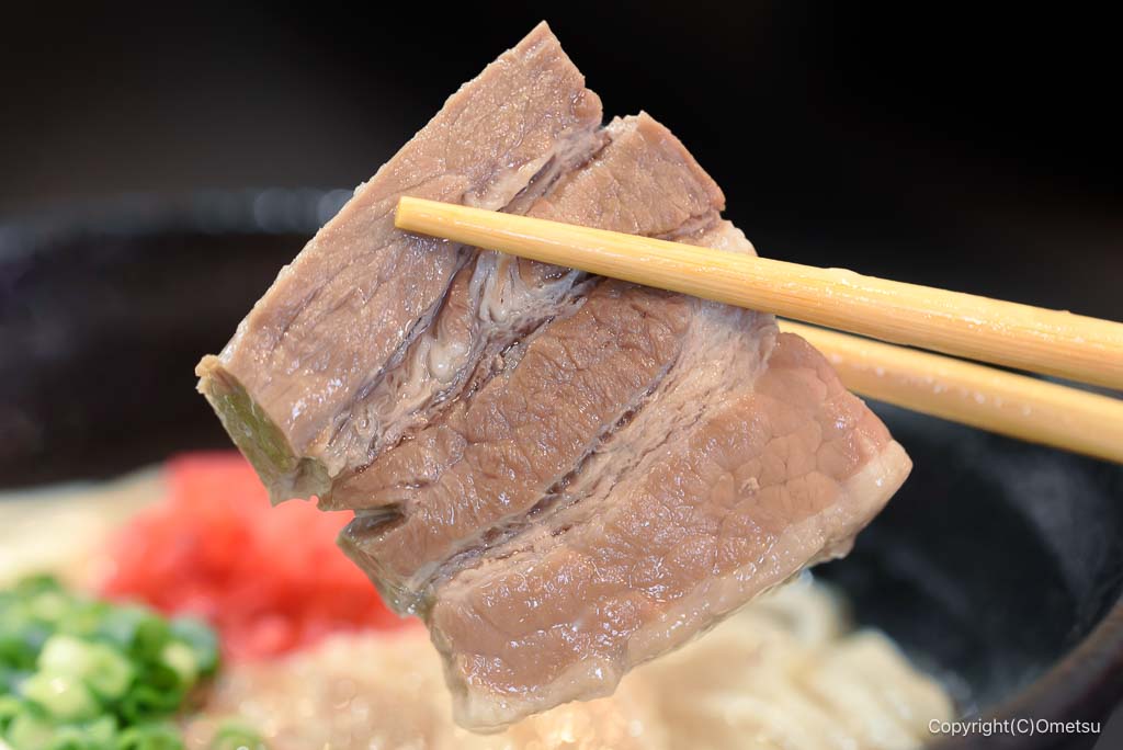 青梅市「沖縄そば きじむな〜」の、沖縄そばの、豚煮