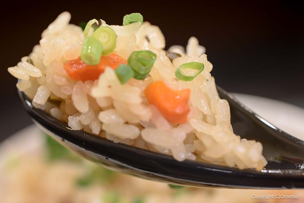 青梅市「沖縄そば きじむな〜」の、炊き込みご飯