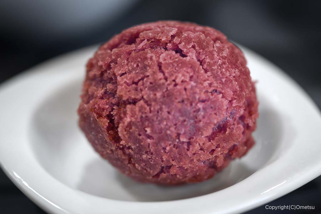 青梅市「沖縄そば きじむな〜」の、紅いもアンダギー