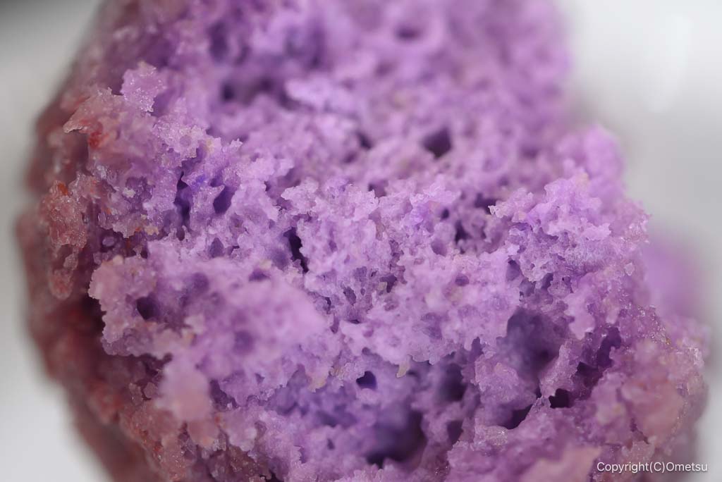 青梅市「沖縄そば きじむな〜」の、紅いもアンダギーの断面