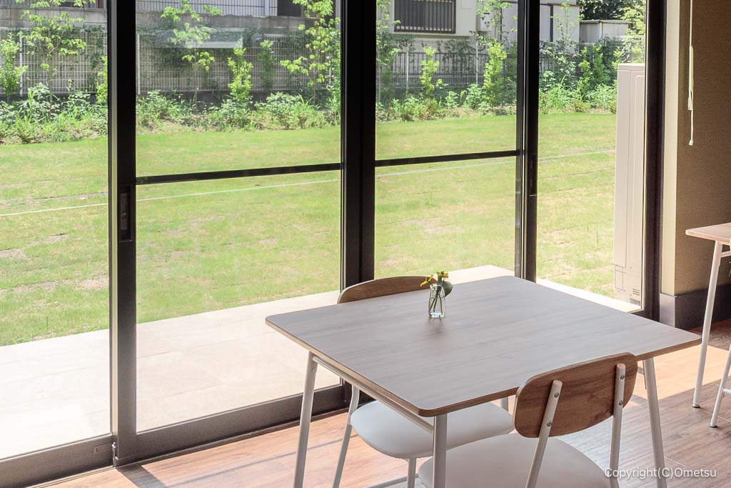 羽村・楢の森の店内からの芝生