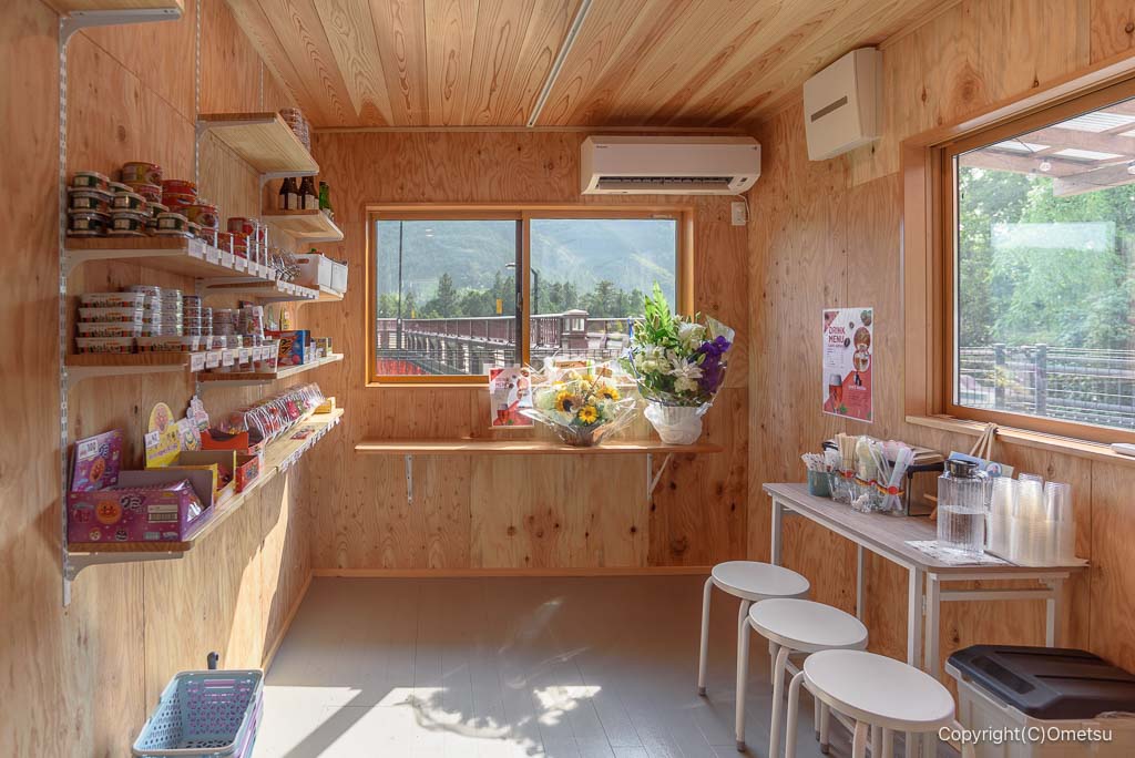 青梅市二俣尾の、橋詰酒場の店内