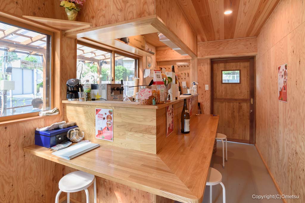 青梅市二俣尾の、橋詰酒場の店内カウンター