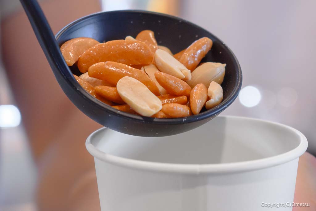 青梅市二俣尾の、橋詰酒場の、お玉ですくった柿の種