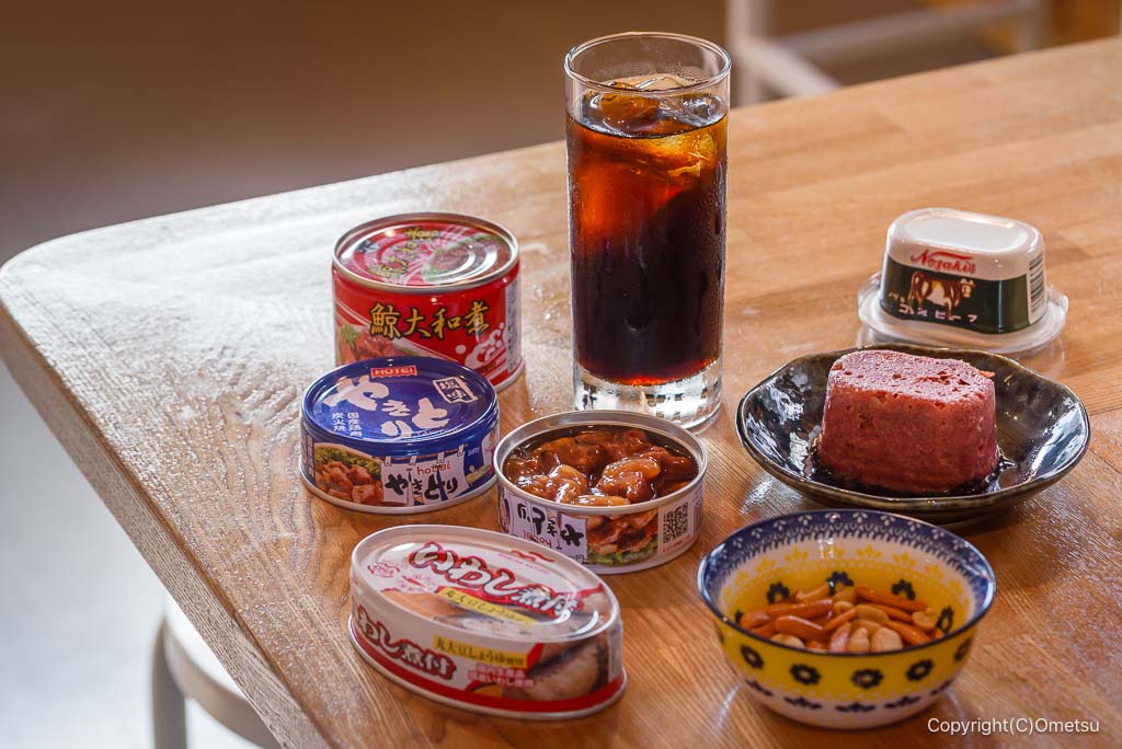 青梅市二俣尾の、橋詰酒場の缶詰・アイスコーヒー