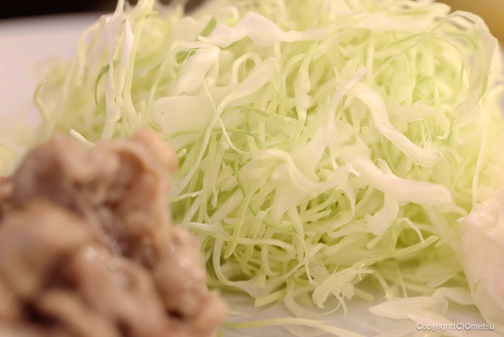 福生・義理TANDOORI HOUSEの生姜焼きのキャベツ