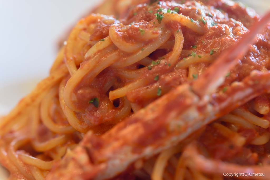 東青梅・イタリア亭Ricordoの、渡り蟹のトマトクリームパスタの麺とソース