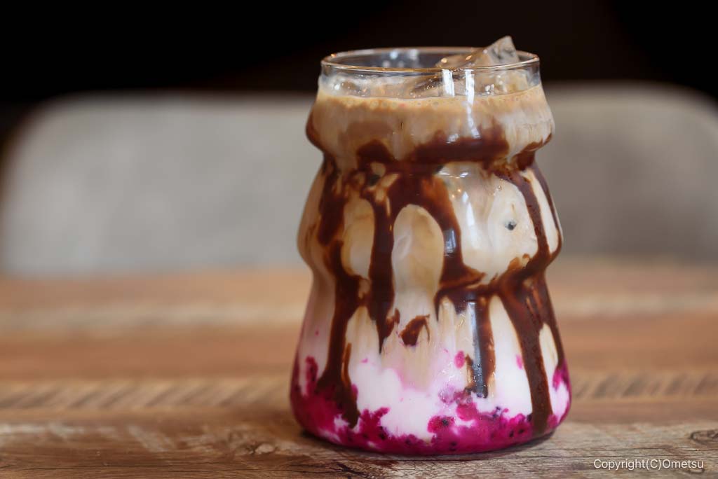 あきる野市・Cafe＆Bar Shade lampの、ドラゴンフルーツとチョコのラテ