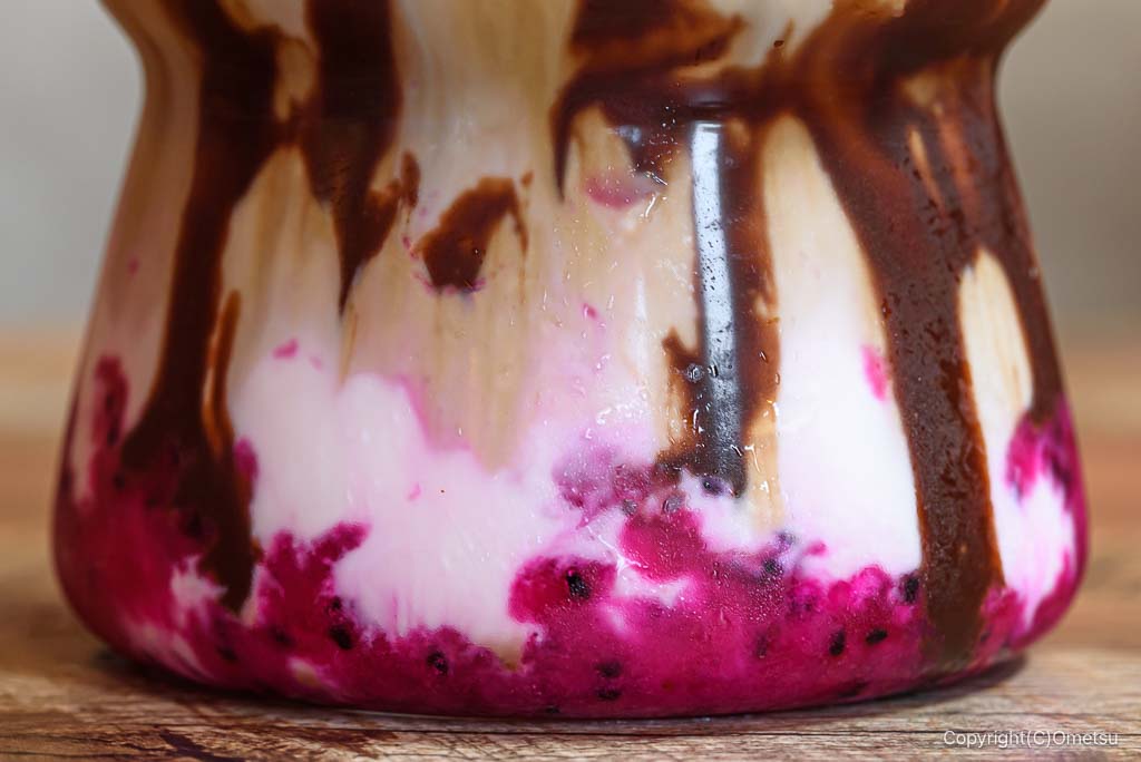 あきる野市・Cafe＆Bar Shade lampの、ドラゴンフルーツとチョコのラテ