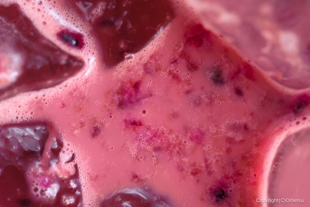 あきる野市・Cafe＆Bar Shade lampの、ドラゴンフルーツとチョコのラテの果肉