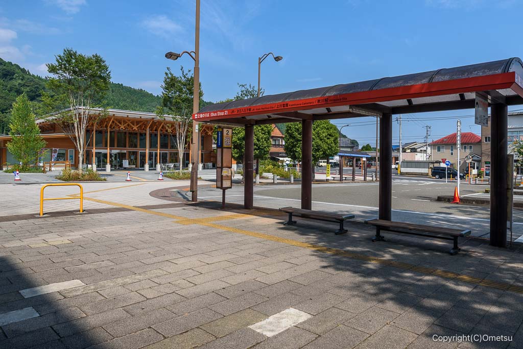 あきる野市・フレア五日市と、武蔵五日市駅前バス停