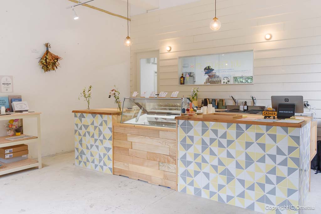 青梅・御岳のジェラート店、MITAKE HOLIDAY GELATOの店内カンター