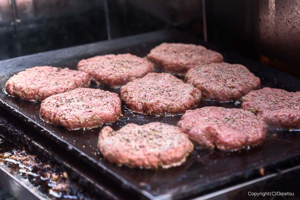 第75回福生七夕祭りの「フォルテ」のハンバーグ