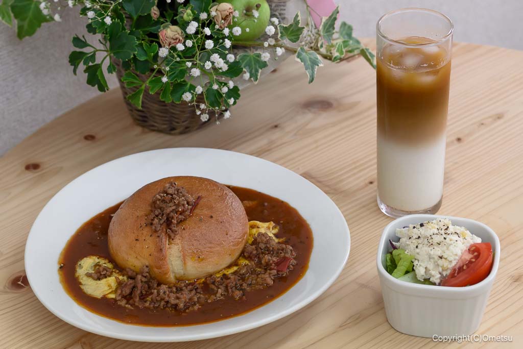 青梅市・Toful Bagel cafeのオムハヤシベーグルとカフェラテ