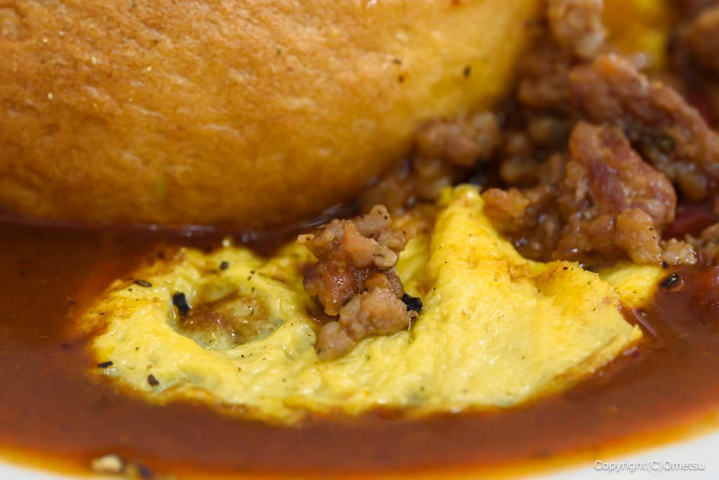 青梅市・Toful Bagel cafeのオムハヤシベーグルのオムレツ