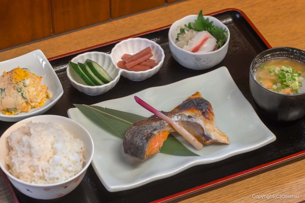 青梅市・彩り屋の、サケのカマ焼定食