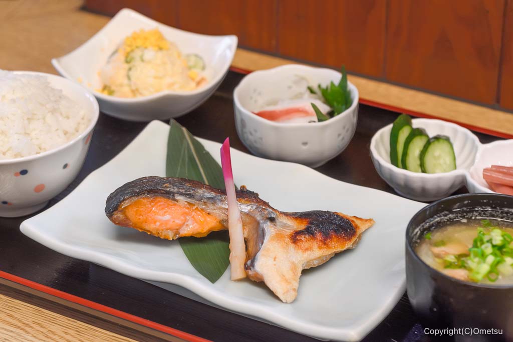 青梅市・彩り屋の、サケのカマ焼