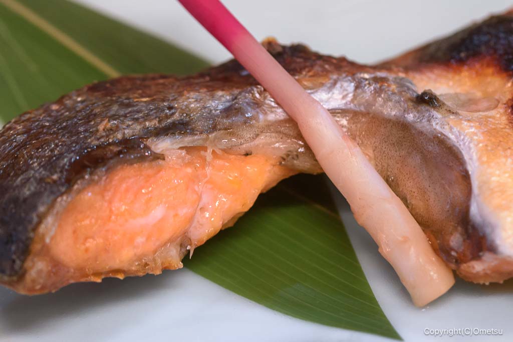 青梅市・彩り屋の、サケのカマ焼