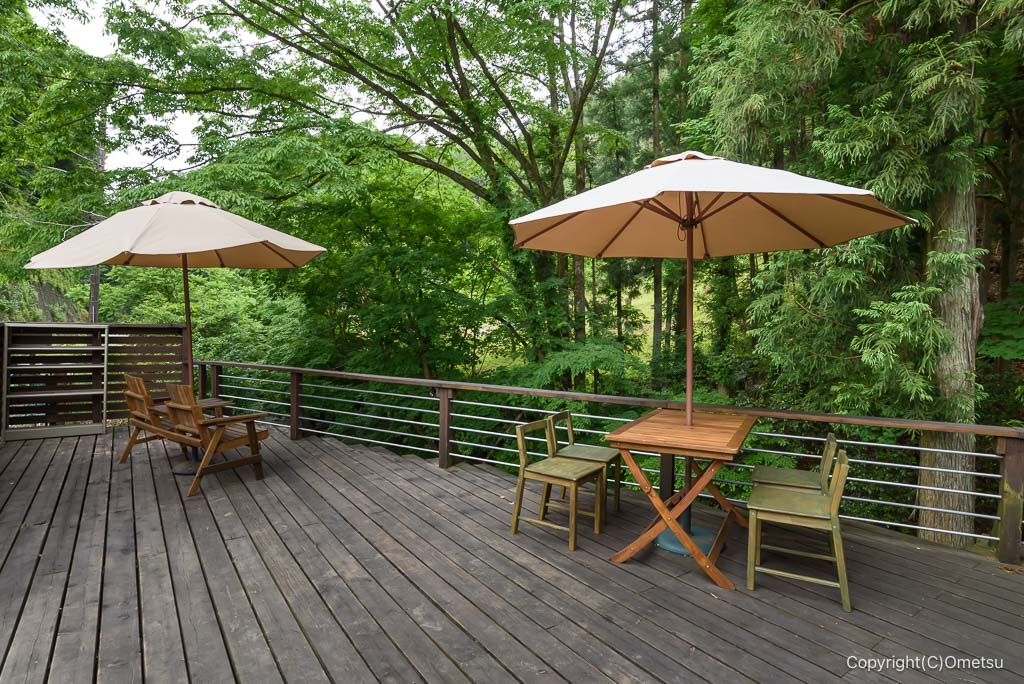 青梅市・成木のカフェCOFFEE AND DONUTSの、テラス席