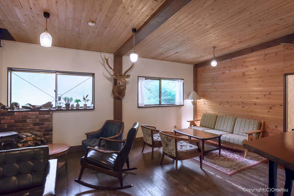 青梅市・成木のカフェCOFFEE AND DONUTSの店内