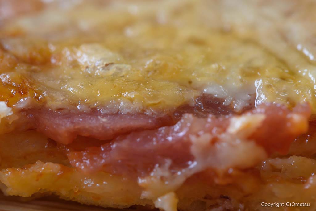 青梅市・成木のカフェCOFFEE AND DONUTSのピザのチーズ