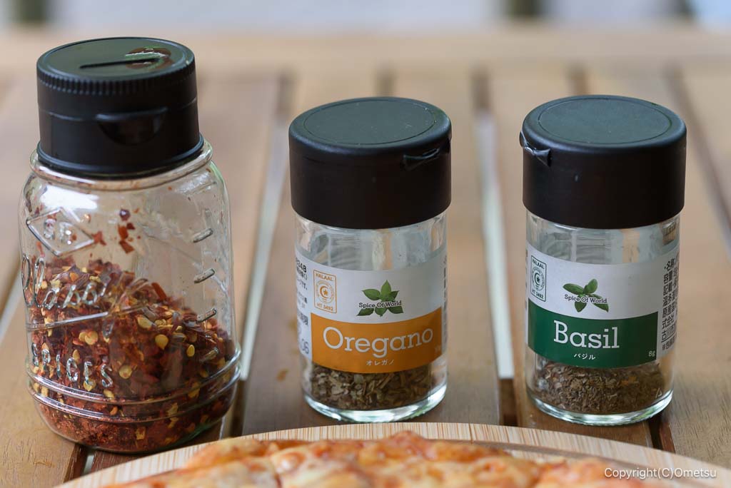 青梅市・成木のカフェCOFFEE AND DONUTSのピザのスパイス
