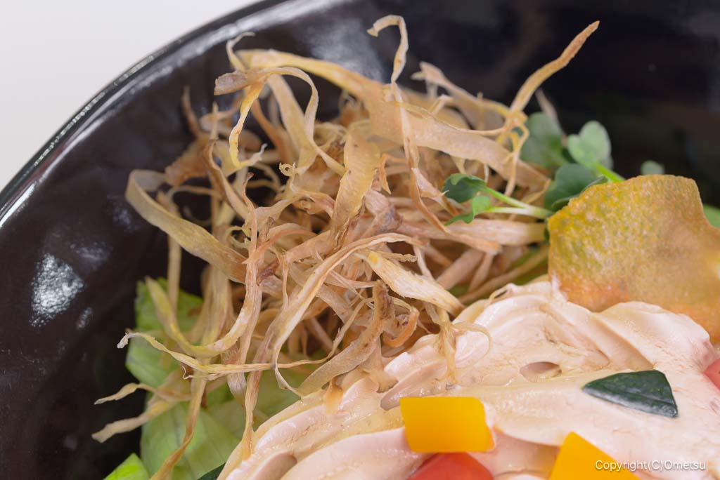青梅・ふじ嘉の、汁なしふわ出汁サラダうどんの揚げゴボウ