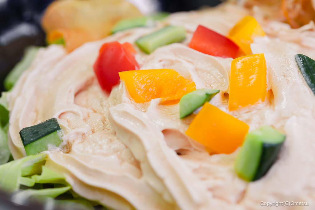 青梅・ふじ嘉の、汁なしふわ出汁サラダうどんのパプリカ