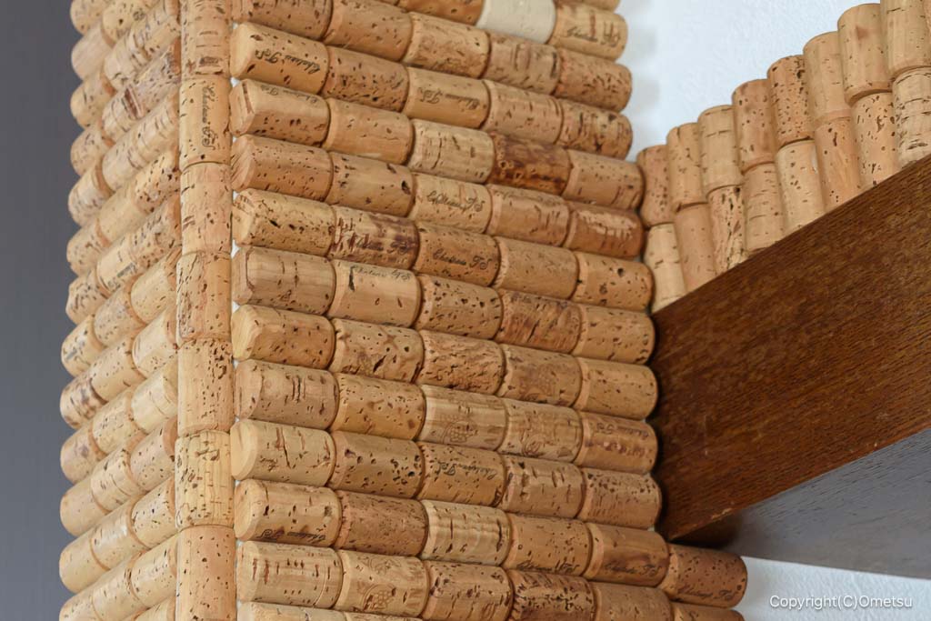 青梅市・新町の、糀cafe itoyaの店内のコルクの装飾