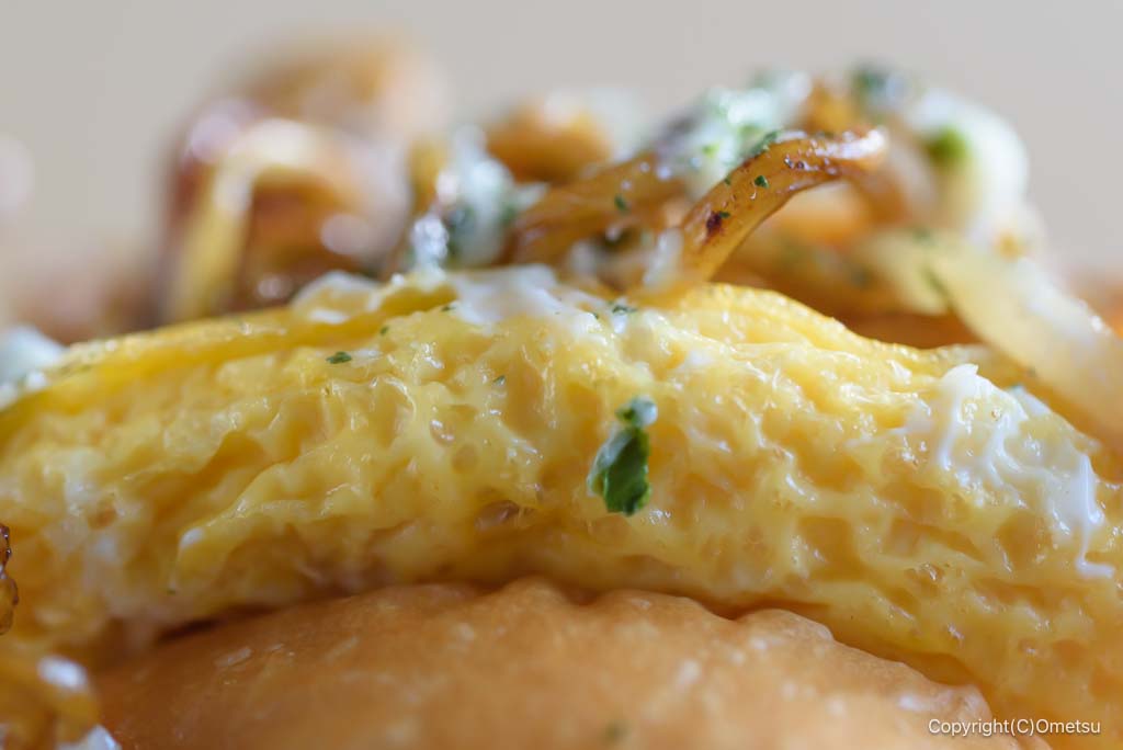 福生・Bakery Fukuの、オムそばパンの、オムレツ