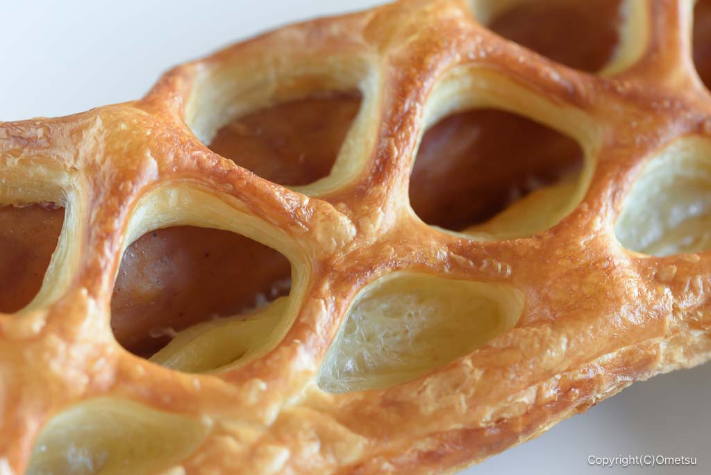 福生・Bakery Fukuの、あらびきフランクディニッシュの焼き目